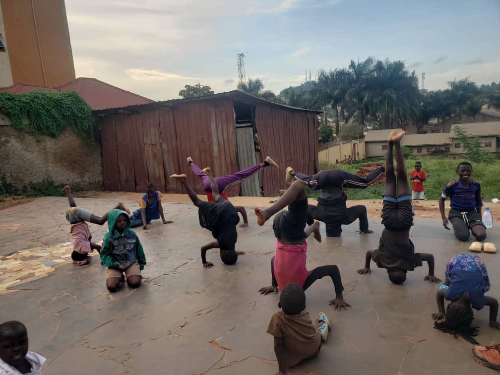 kaweesimark's tweet image. Via #imaginationCircle @ICgotyou - 
For the past 2 Sundays, our #creativeDevelopment efforts have been visible in the community of Kasubi Nabulagala in collabo with mama foundation. We sent Bboy Denis to teach #breakdance workshops open for boys and girls.