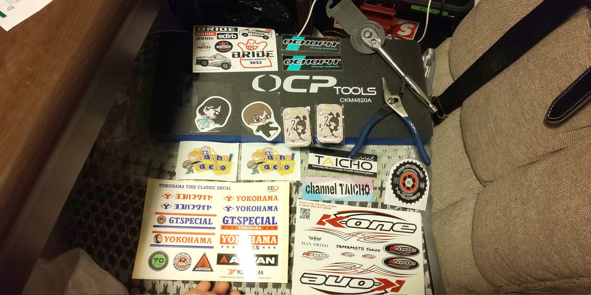 ihuya_528AK's tweet photo. 昨日のタイヤガーデンK-one知立店のイベントでの戦利品達

ステッカーにガチャガチャの景品、気になった工具、
社員になるためのパーカー(これで幽霊社員卒業だぜ！😎)

#チャンネル隊長
#おちょピット
#OCPTOOLS
#はなやんさん
#タイヤガーデン知立
#HKS https://t.co/i6Ian0uWmN