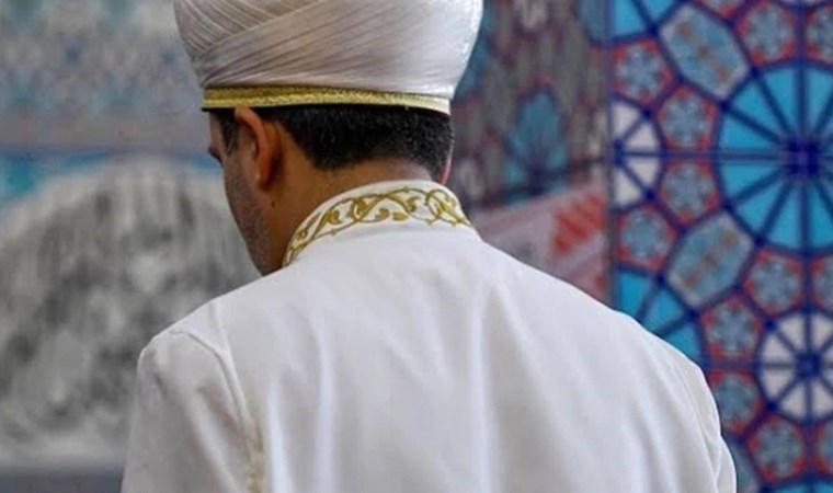 darkwebhaber's tweet photo. Adana’daki Ahmet Yesevi Camisi'nin imamı M.A, 11 yıl boyunca camideki Kuran kursuna gelen bir çocuğu istismar ettiği iddiasıyla tutuklandı.

9 yaşından 20 yaşına kadar istismara uğrayan çocuğun ifadesi:

Beni kandırarak imam odasına götürdü. Kendisine masaj yapmamı istedi. Bana ‘Avratlardan daha gönüllüsün’ dedi. Sonrasında eğilmemi istedi.

Beni ‘Seni kameraya çektim. Her gün buraya gelmezsen bu videoyu yayarım’ diyerek tehdit etti. Ben de korktuğum için her gün sabah 9’dan yatsı namazına kadar camide oluyordum.