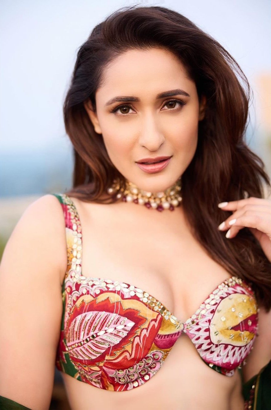 GJgkoWrbIAA_nka?format=jpg&name=large