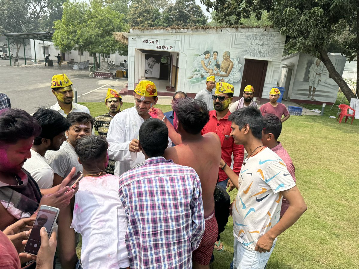 होली के पावन पर्व पर आप सभी देशवासियों को हार्दिक बधाई एवं शुभकामनाएँ। रंगों का यह महापर्व आपके जीवन में अनंत सुख, समृद्धि व खुशियां लेकर आए। #HappyHoli #होली