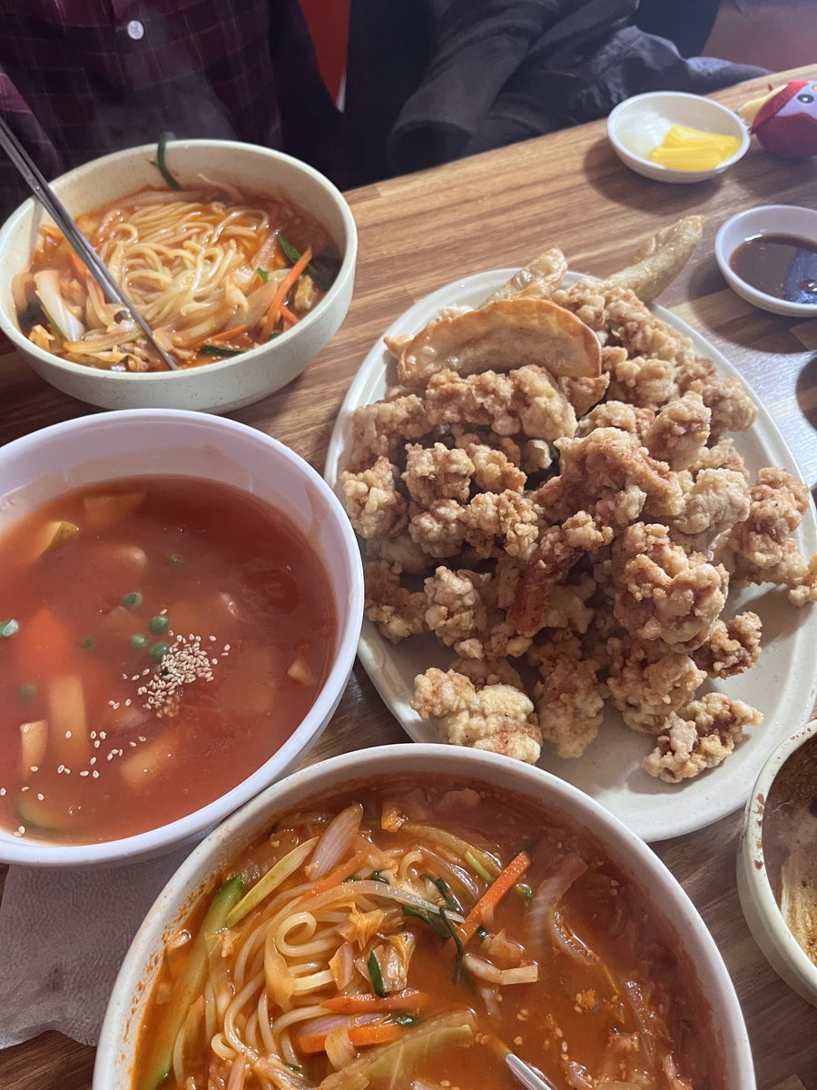 dokkodesuka's tweet photo. 여기는 부산 동래 <태백관>
탕수육 소짜를 시켜도 이렇게 어마무시한 양이 나오는 곳
탕수육이 너무 맛있어서 상대적으로 다른 음식들에 손이 안 감(짜장 짬뽕은 여느 중국집들과 비슷한 맛이었어요)
심지어.
소스만 나오는 게 아니라 군만두도 나옴..‼️
근처에 들릴 일이 있는 분들께 추천추천 https://t.co/xUsvUoeFjy