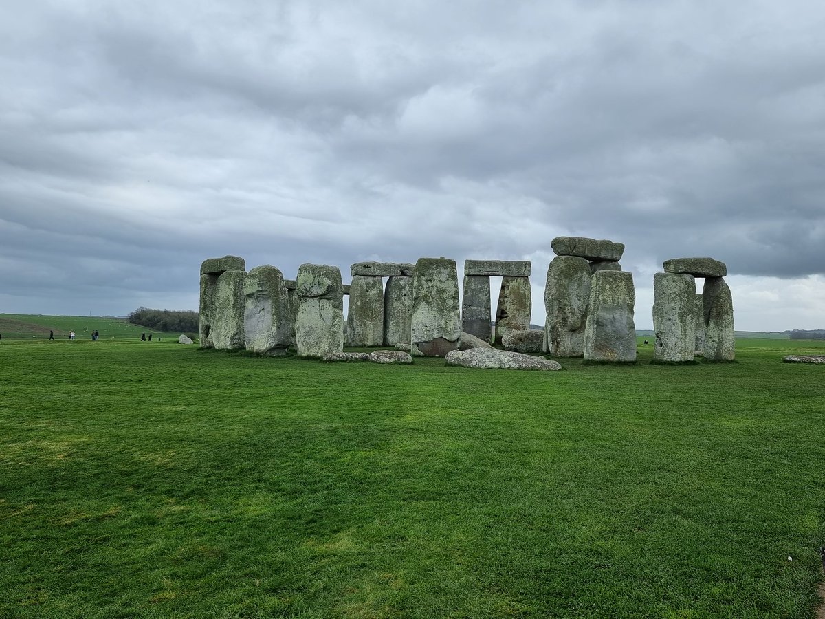 WibCar's tweet photo. What a difference five minutes make. #Stonehenge gloomy and under blue skies. @EnglishHeritage https://t.co/Il9m7d9jfb