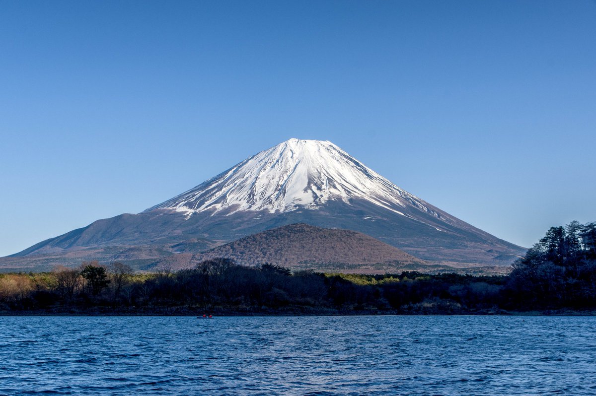 『富士山』 精進湖からの子抱き富士。 冬から春に移り変わる季節の富士山を少しづつ載せていきます。 今夜は塩から揚げとニラ玉で🍻 今日も一日お疲れ様。 #ファインダー越しの私の世界 #写真好きな人と繋がりたい #ふぉと #PENTAX