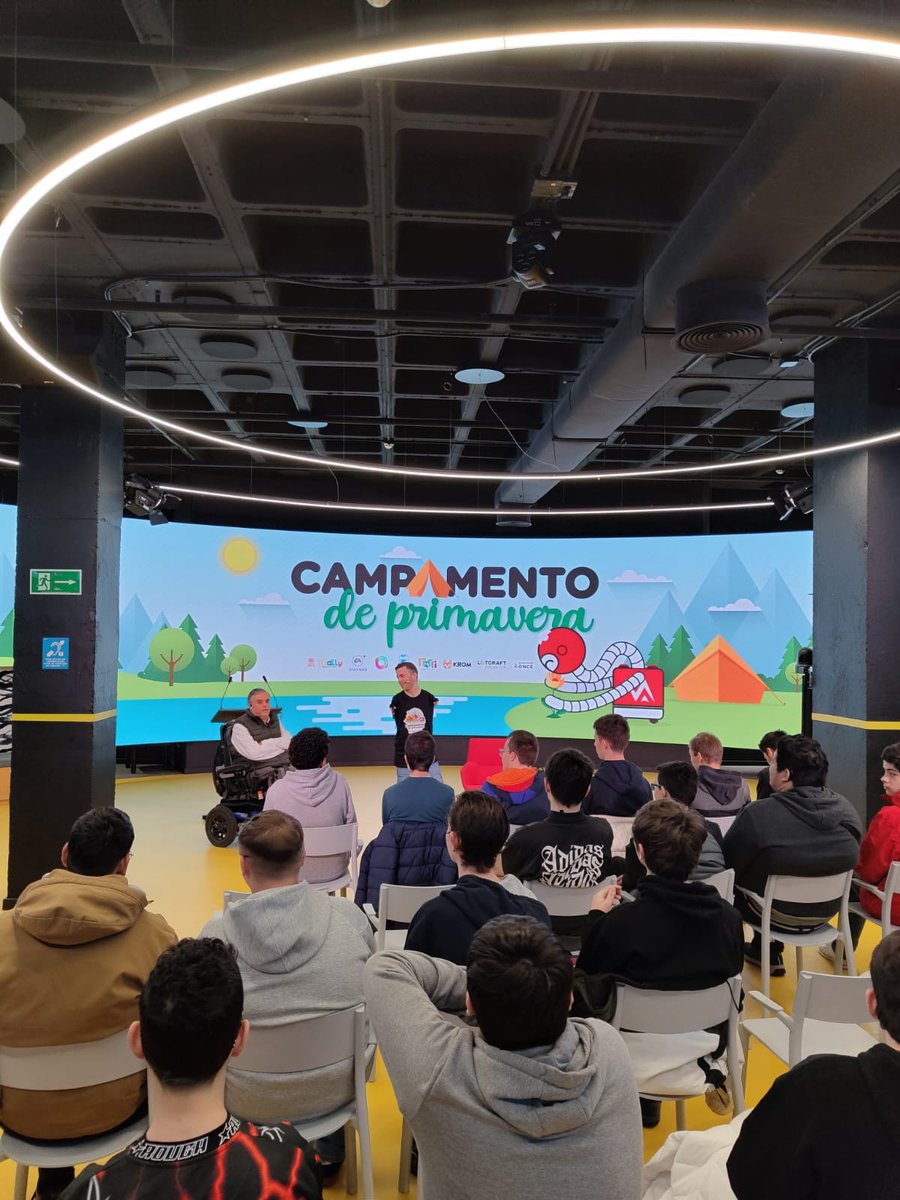 Hoy estamos en el Campamento de primavera Ga11y de videojuegos accesibles de @Fundacion_ONCE con jóvenes de 14 a 21 años. Sigamos apostando por acciones que promuevan la igualdad, la accesibilidad y la inclusión.