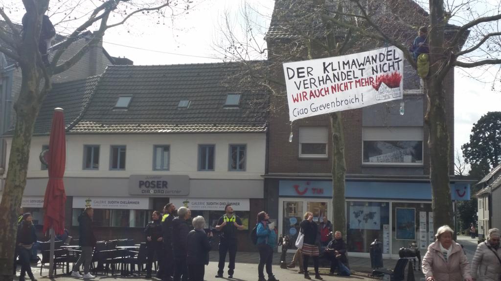 BlockNeurath's tweet image. Anstatt uns das Urteil wegen #BlockNeurath  anzuhören das eh schon geschrieben ist, mischen wir heute die Grevenbroicher Innenstadt auf. Der Klimawandel verhandelt nicht, wir auch nicht mehr.