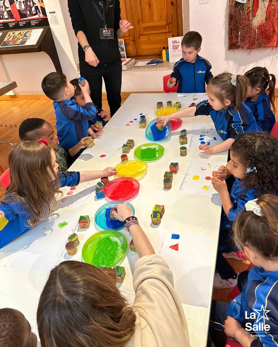 🖌 Per finalitzar el segon trimestre els alumnes de I3 han anat d'excursió al Museu d'Art Modern de Tarragona. Han aprés molt sobre les formes i els colors, i abans de marxar han pogut fer les seves pròpies creacions amb pintura. 🎨 📲 torreforta.lasalle.cat/mamt-i3/ @MAMTarragona #MAMT