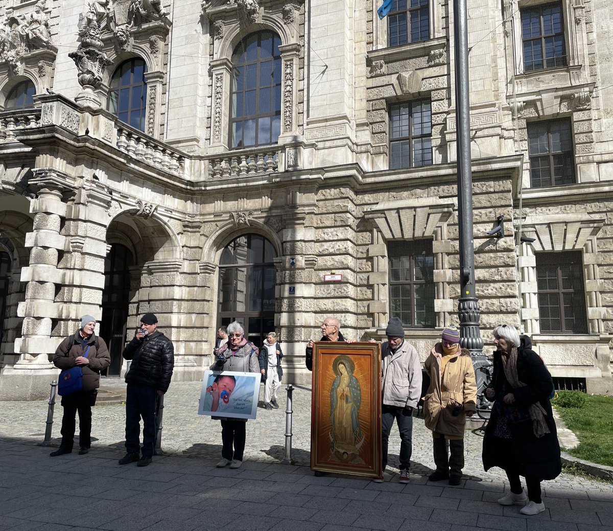 In der Spitze waren es heute acht AbtreibungsgegnerInnen, die bei der monatlichen Demo vor Kliniken und Justizgebäuden in #Muenchen gegen Schwangerschaftsabbrüche protestierten. Vor dem Justizpalast bezog sich ein Redner auf Prozesse gegen einen Münchner Arzt, der Abbrüche macht.