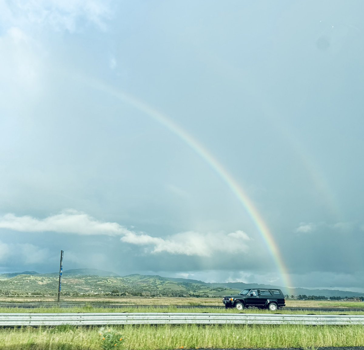 ワイナリーツアーの帰りに虹❤️ うっすらとダブルレインボー🌈