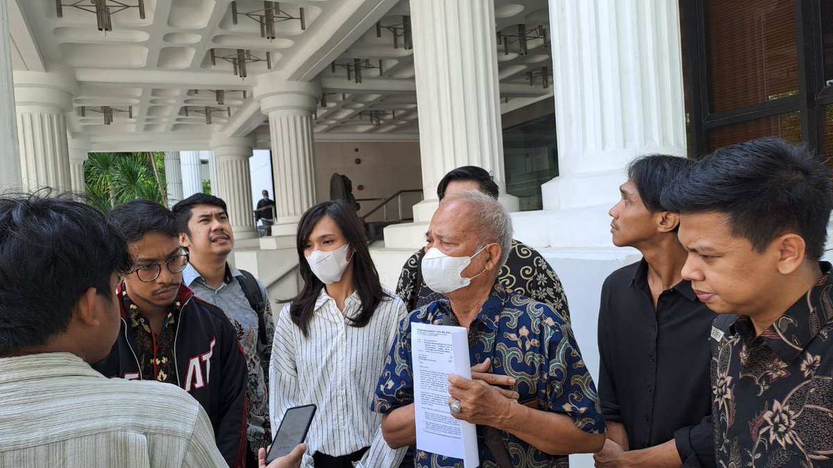 Today, the families of the victims of enforced disappearances in 1997-1998, along with the Civil Society Coalition Against Impunity, voiced objections to the Presidential Decree granting the Honorary TNI General rank to Prabowo Subianto.
