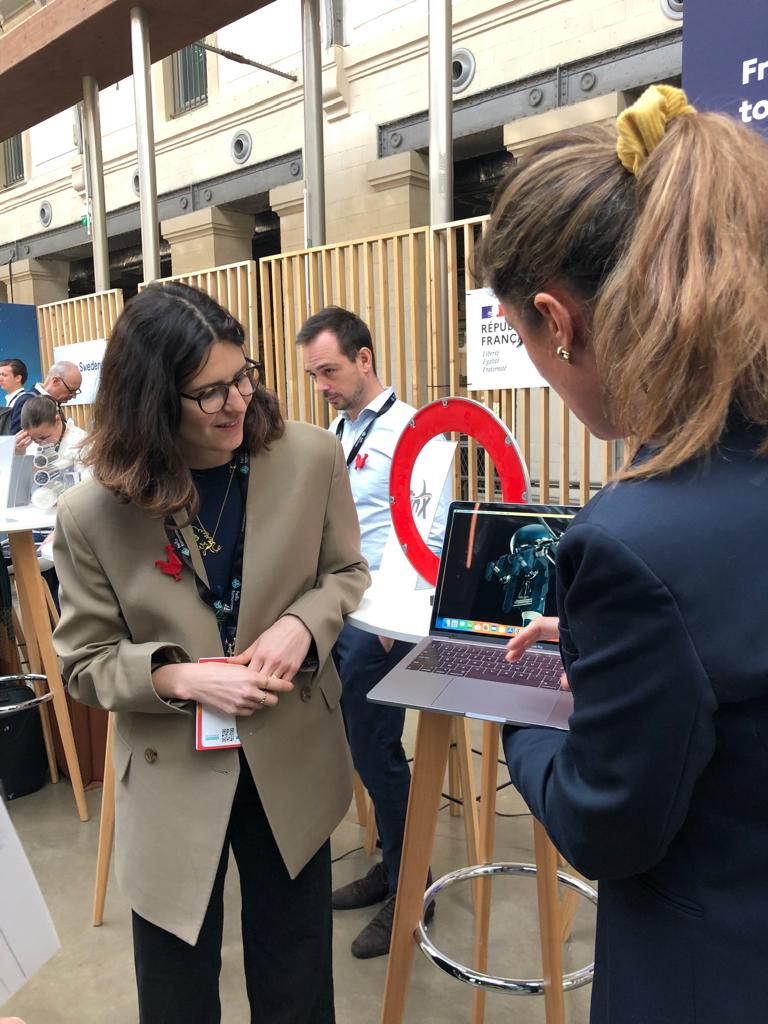 ClaraChappaz's tweet photo. @hellotmrc @cleakolster Rencontre avec #ArnaudDeLaTour CEO d'@hellotmrc puis avec les équipes de #RosiSolar, @geolith, @gaiago_agri et @FinXmotors, lauréats #FrenchTech2030 dans la transition énergétique pour présenter leurs solutions à une délégation de journalistes internationaux ! https://t.co/OplzrG0EUj