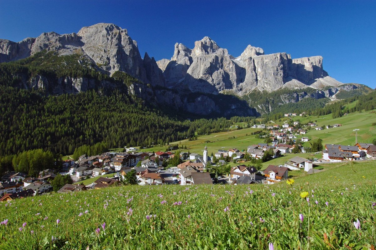 🏠Il B&B Ciasa Dorigo a Colfosco è un’accogliente struttura arredata in legno e situata in centro paese, a soli 100 metri dalle piste da sci dell’Alta Badia e dal collegamento con lo skitour Sellaronda --> dolomiti.it/it/colfosco/be…