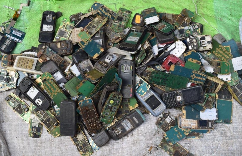 hivenet_cloud's tweet image. Countless discarded phones, broken circuits, and rejected electronics. Children sifting through piles of e-waste, hoping to find something of worth. This is the reality in Seelampur's e-waste market. Is this the future we want for us and our devices? #hiveDisk #distributedcloud