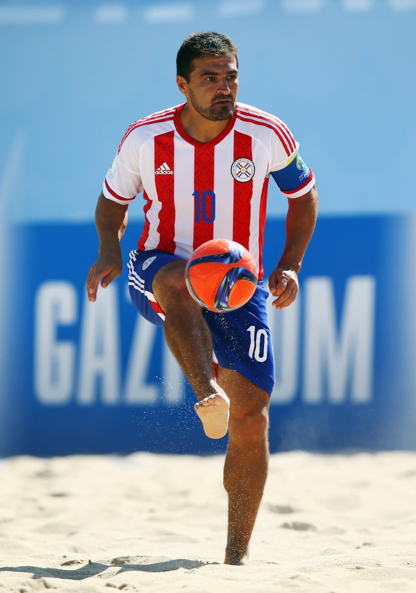 🇵🇾 Roberto 'Toro' Acuña, crack sobre el césped y la arena. 🐂

#CopaMundialFIFA | #BeachSoccerWC