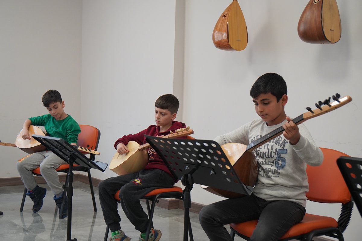 Prof. Dr. Aziz Sancar Eğitim ve Sanat Merkezi 'Bağlama Eğitimi' kursumuzdan...🎼 GASMEK kurs merkezlerimizde Bağlama Eğitimi alanında verilen eğitimlerimize katılarak bu alanda çalışmalar yapabilirsiniz. 🌸🌸🌸 #bağlamaeğitimi #bağlama #bağlamadüzeni #Sanat #meslek