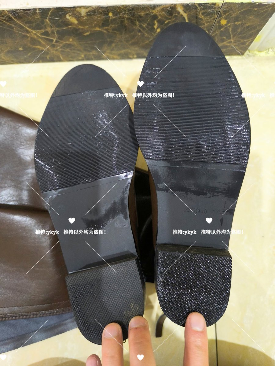 先竖着从鞋跟刷到鞋尖,就像刷墙一样让唾液充满鞋底所有区域,软化鞋底的灰尘,此时👅不会太黑。等鞋底彻底湿润,从鞋尖开始,顺着纹路清洁,要注意舌头 ...