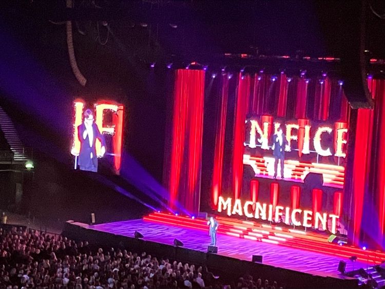 We’re back at work today after an exciting Saturday evening at the @aoarena watching comedy legend, @mcintweet! 14 VIP guests were treated to an evening of food, drinks and comedy for the latest @blumeuk experience. #AOArena #MichaelMcintyre #Comedy