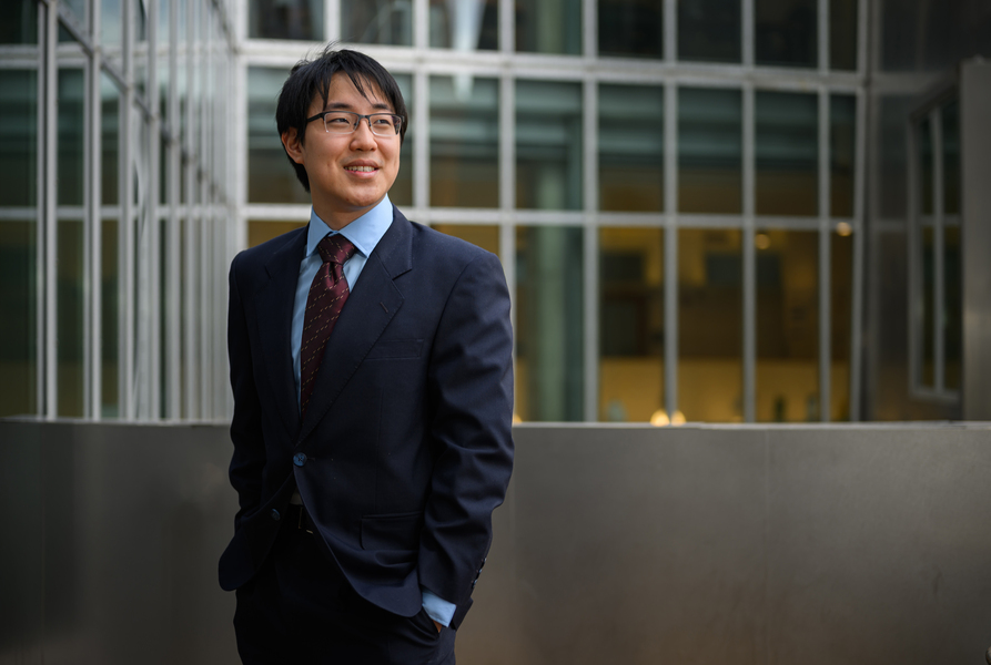 Moved by the human devastation and scientific conundrum of Alzheimer’s, @MITEECS and @MIT_Physics double-major William Li seeks to work on therapies for the disease. news.mit.edu/2024/william-l…