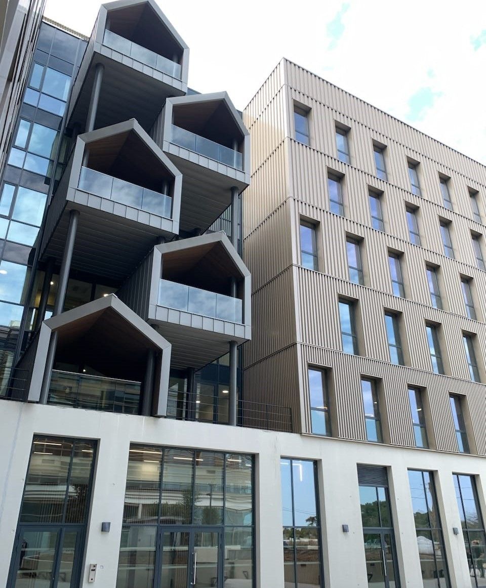 🏢 Les équipes de #NexityEntreprises ont livré la semaine dernière « TERRA » : un nouvel immeuble #BasCarbone, réalisé en structure #bois sur la ZAC Montpellier Cambacérès ! 🌳 Un ensemble de plus de 7 000 m2 de #bureaux répondant à des exigences environnementales fortes.