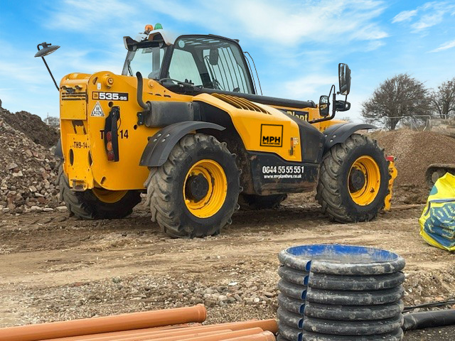 The power of productivity with our JCB 9.5m Telehandler 🙌 With a maximum lift of 9.5m and a payload of 3,500kg, it's ideal for machinery handling, moving, and lifting materials around the site. Find out more about the JCB 9.5m: ow.ly/2Pla50QyI8R