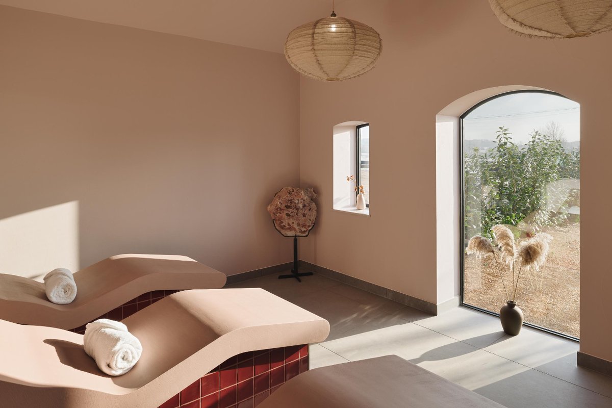 The #Woolfox project radiates relaxing energy perfectly, with the use of soft and calming colours and a minimalistic approach. The 'Relaxation Room' features curved arches, with layers of textures and soft lighting. Read more here: b3designers.co.uk/portfolio/proj…

#B3Designers #SpaDesign