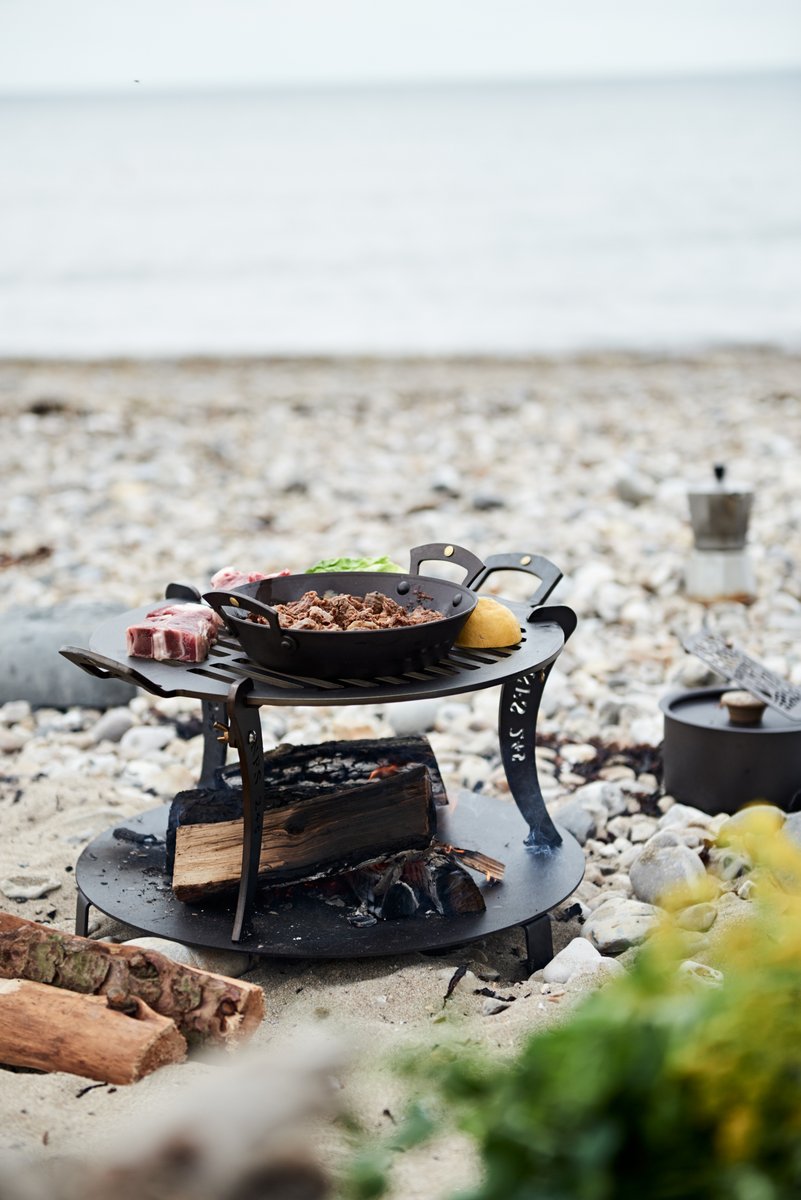 Anyone else longing for seaside and sunshine this weekend? Outdoor cookware ready to be sent to you in time for an Easter BBQ 📷by @NeilWhite01 netherton-foundry.co.uk/Fire-cooking/1…