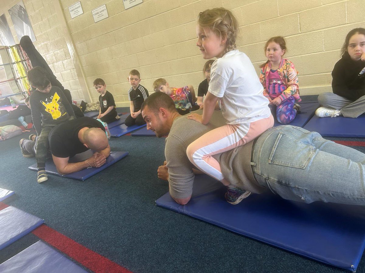 Beat The Parent competition in the 5-10yr old Saturday boxing session went to new levels this weekend, Harry v Adam battled it out with their child on their backs 👀#kidsboxing 🥊