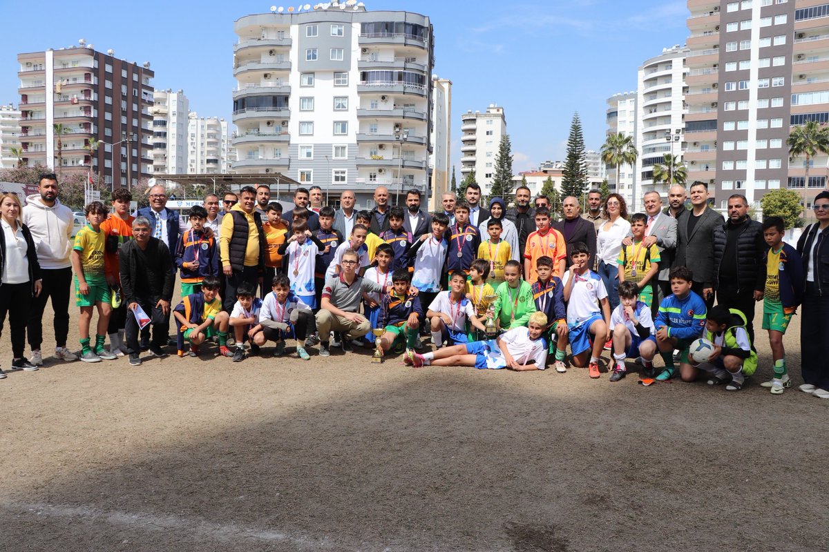 Mersin Okul Sporları Küçük Erkekler Futbol İl Finali Vali Yardımcımız Sayın İbrahim Küçük’ün ve İl Millî Eğitim Müdürü Fazilet Durmuş’un katılımlarıyla gerçekleşti.🥅⚽🏃‍♂️ İl Finali sonucunda📍Mezitli Ahmet Hocaoğlu Ortaokulu birinci🥇, Erdemli Akdeniz Ortaokulu…