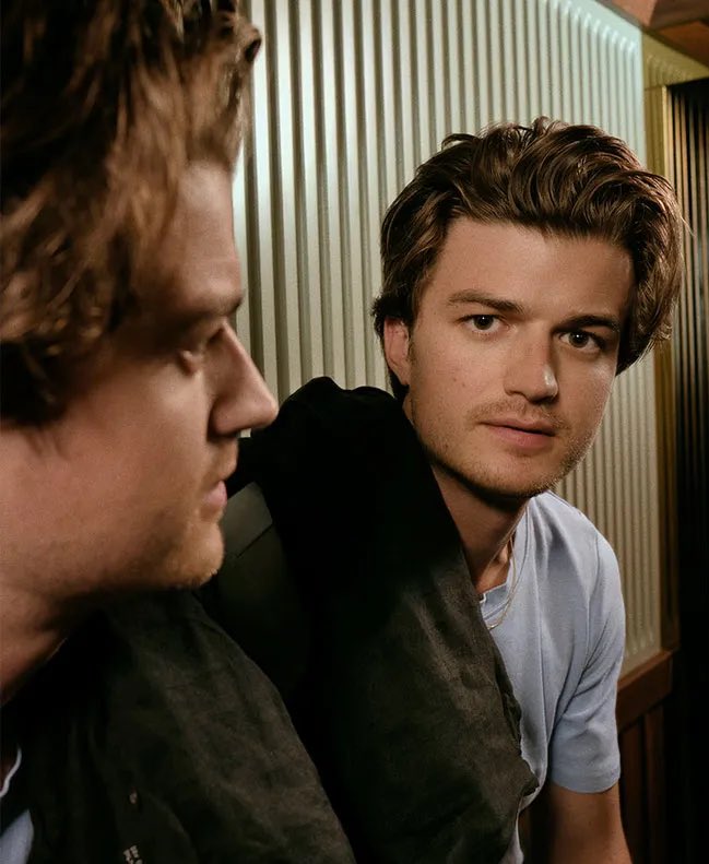 PopBase's tweet image. Djo (Joe Keery) earns his first #1 on Global Spotify with ‘End of Beginning.’