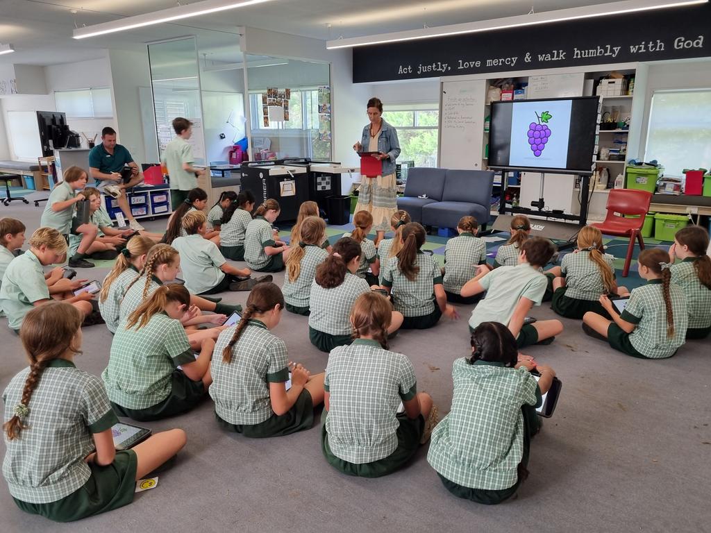 MHOCLeaders's tweet photo. We are loving learning new iPad skills with Mrs Martin! Thanks for visiting us again! https://t.co/rnU7vWE5xh