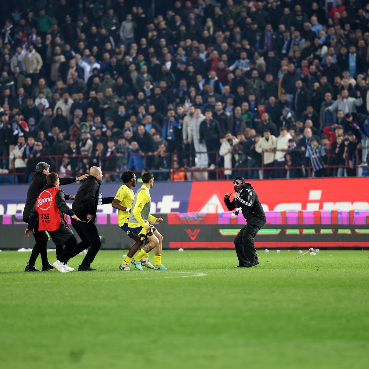 SportsDigitale's tweet photo. Bright Osayi-Samuel: "Bazı insanlar yaptıklarımın nefsi müdafaa olmadığını söylüyor. Biri size elinde bir bıçakla geliyorsa, bu nasıl nefsi müdafaa olmaz? Tribünlerden çıkıp sahaya geliyorlar. Sadece takımımı ve arkadaşlarımı savunmak zorundaydım. Daha önce hiç yaşamadığım bir durumdu. Çok korkutucuydu. Takım arkadaşlarımın birçoğu soyunma odasına kesikler ve morluklarla geliyordu. Bir futbol sahasında bu nasıl mümkün olabilir, asla anlayamıyorum. Bazı takım arkadaşlarımın çok korktukları gözlerinden okunuyordu. Ben, sadece takımımı savunmak zorundaydım. Yaptığım sadece buydu."

📰 Brila