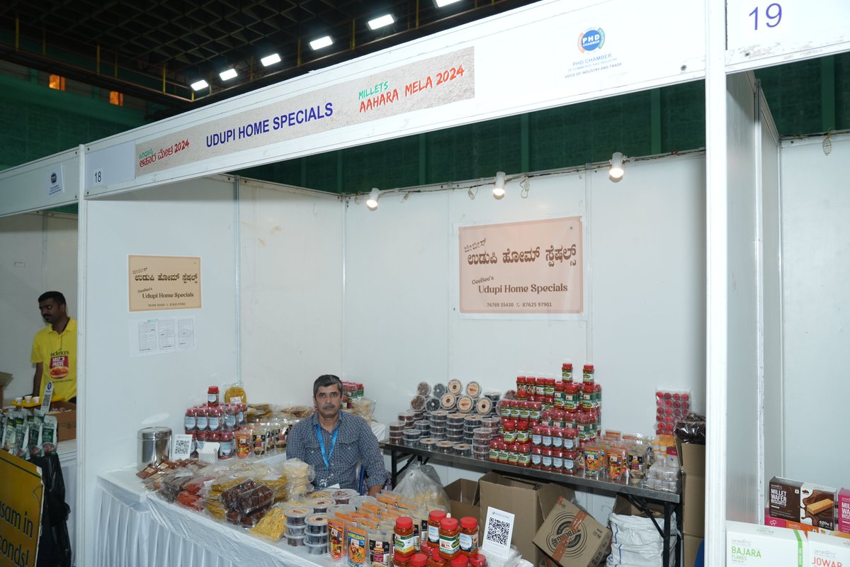 LaghuUdyog's tweet image. Guests and delegates engage in lively conversations with stall owners, uncovering the unique stories and flavours behind each culinary creation.
@MOFPI_GOI @NIFTEM_Tnj @csir_niist @BMSCE_1946 @leads_connect @milletzkart @BLAgroIndsLtd  @GoodFoodIndia 
#stalls #interaction