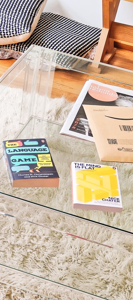 2 libros. 
The mind is flat! Que é o q nos permite inventar, enganar, imaxinar? De q modo o reconstruímos todo sobre a marcha? En q sentido improvisamos coa linguaxe? Por que a lingua é creativa e colaborativa?🎯 <a href="/MH_Christiansen/">Morten H. Christiansen</a> e <a href="/NickJChater/">Nick Chater</a>  The language game. <a href="/penguinrandom/">Penguin Random House 🐧🏠📚</a>