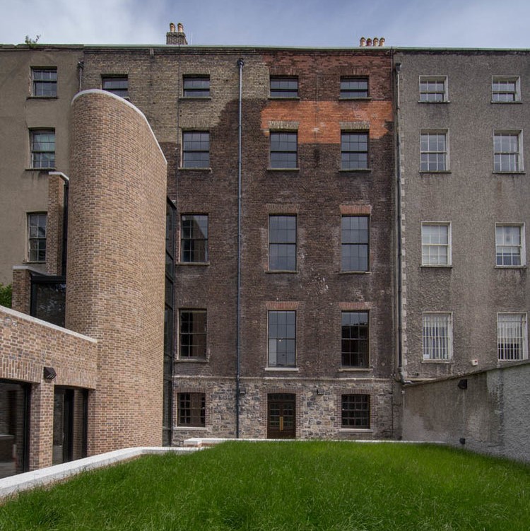 Tomorrow afternoon (Tues 26 March) our Conserving Your Dublin Period House course continues with talk 4. 'Sensitively Extending your Protected Structure & Advice on Grant Applications' This talk is available in person & online igs.ie/events/extensi… Images: Shaffrey Architects