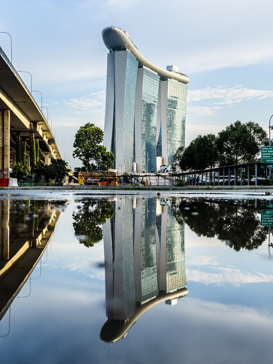 Seeing double. Reflection view of the iconic Marina Bay Sands in Singapore.

#marinabaysands #singapore #sgarchitecture #loves_reflections #symmetry #seemycity