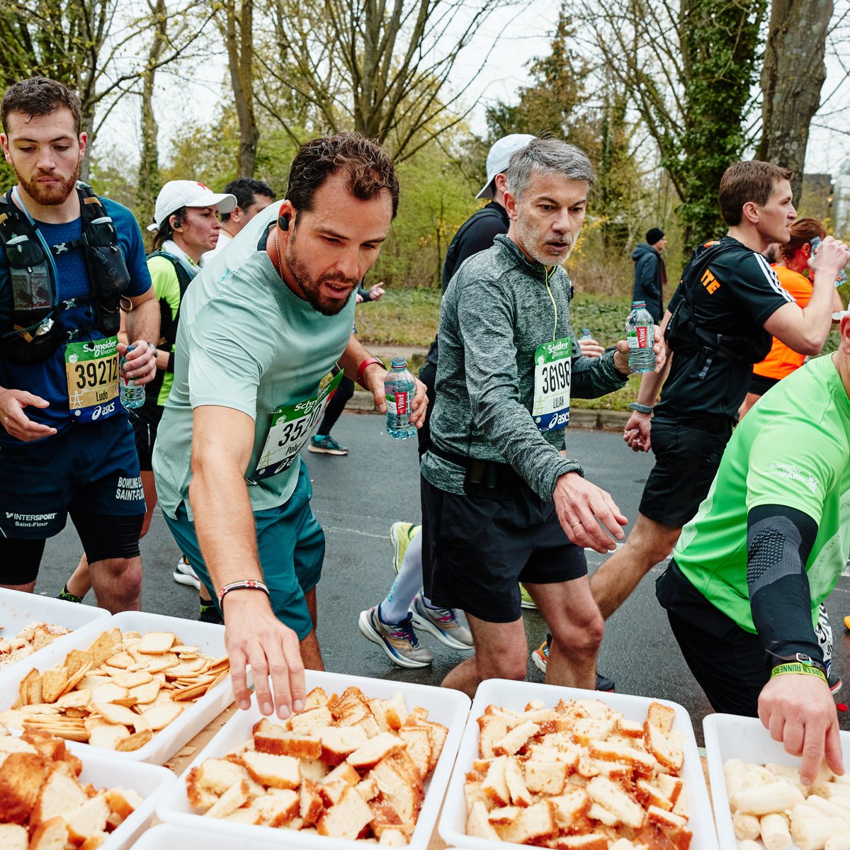 What will you find at the feed stations?
At the refreshment posts, you'll find sweet and savoury foods: bananas, slices of gingerbread, dried fruit, sugar cubes, pretzels, crackers - there's something for everyone!🍏

📸 A.S.O. / Morgan Bove