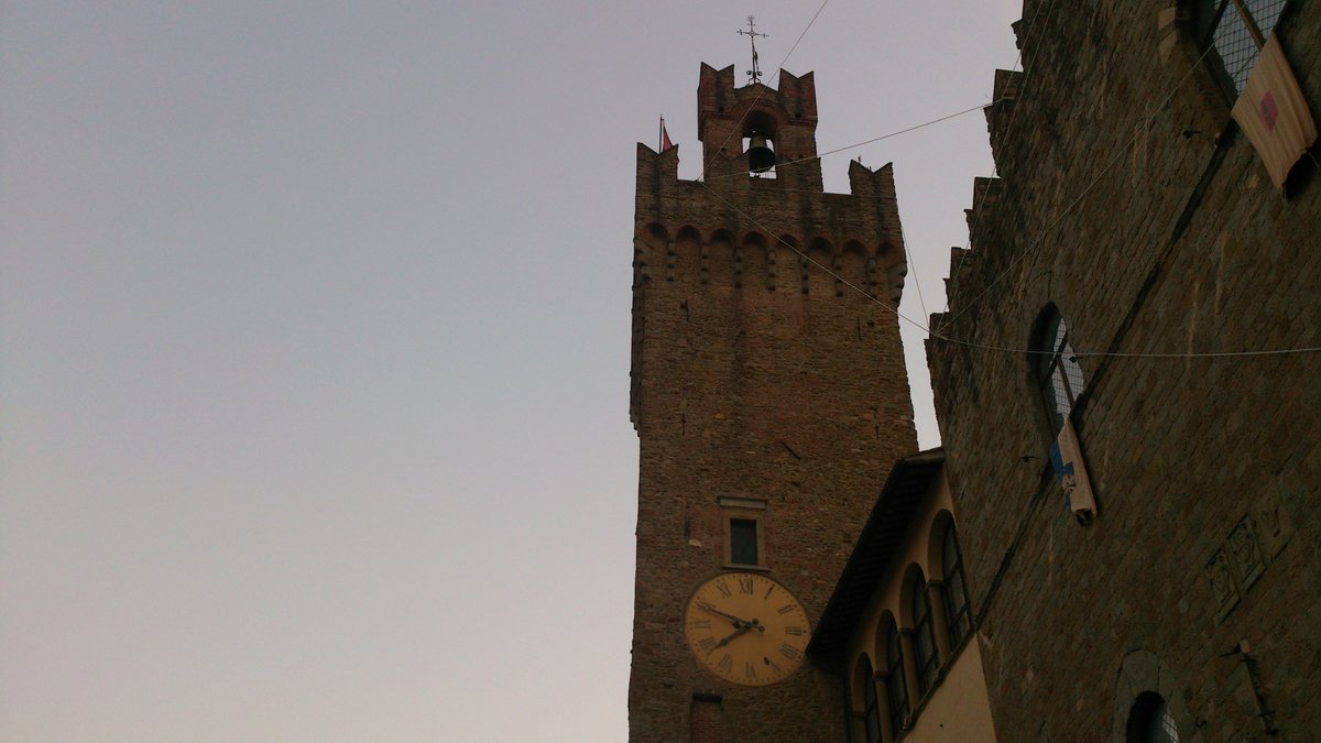 Arezzo, Italy 🇮🇹 

#tft #goodmorning #italy #buongiorno #arezzo #thephotohour #traveltheworld #photographer #tuscan #stormhour #tuscany #streetphoto #streetphotography #photographers