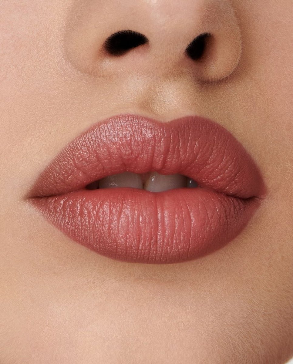 2C is fast becoming one of my favourite Sculpt and Shade Lip Pencils!💖 A medium mauve pink with cool undertones. Lauren wears 2C with a bloom of Luxuriously Lucent Lip Colour in Rose Official from the centre of the lips 💋