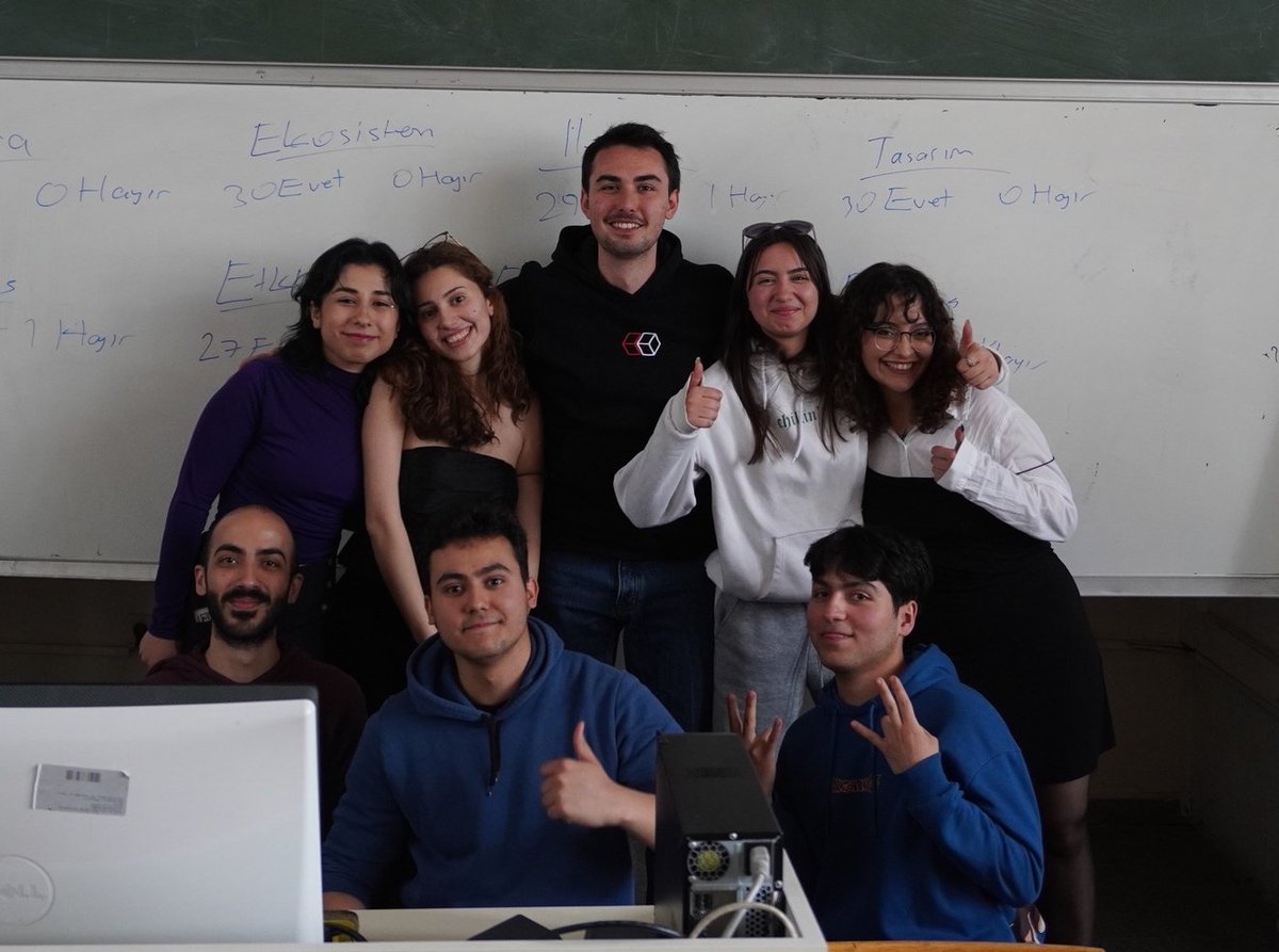 Geçtiğimiz cumartesi gerçekleştirdiğimiz genel kurulumuz sonucu seçilen yönetim kurulumuz görevine başladı! 🎉

İşte yeni yönetim kurulumuz! ⬇️

Başkanımız <a href="/0xmemduh/">memduh</a> 🪄
Organizasyon <a href="/isilllisillll/">Işıl Kartal</a> &amp; @zehrayaman28💥
Ekosistem <a href="/yusfcanbaz/">Skyfall</a> 🚀
Tasarım Medya <a href="/esrakkls/">Esra Keleş</a> 👩‍🎨
Pazarlama