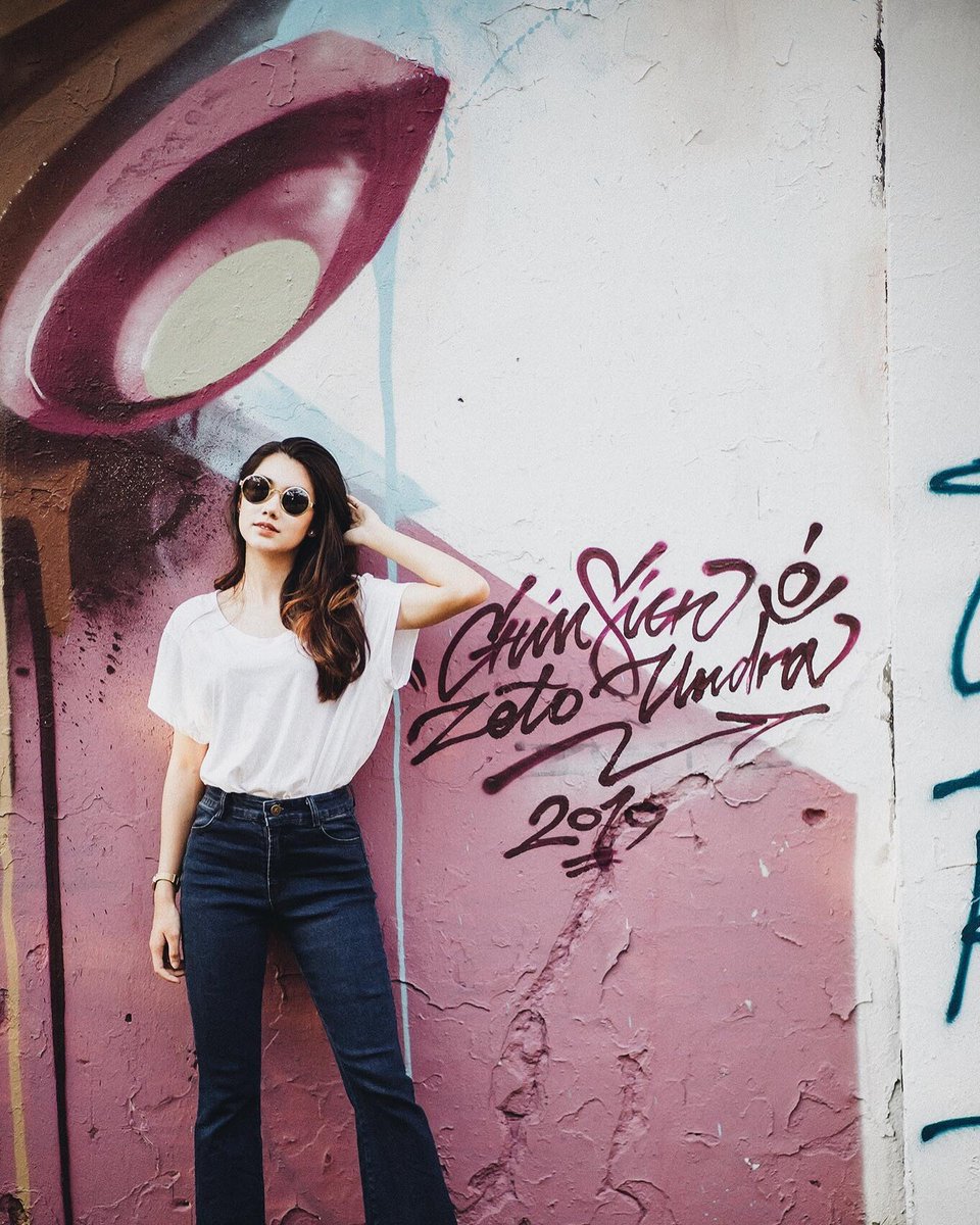 Web676's tweet image. "Standing tall with a touch of sophistication, she frames the world through lenses of style and confidence. 🕶️✨ #StylishStride #ConfidentGaze #FashionForward"