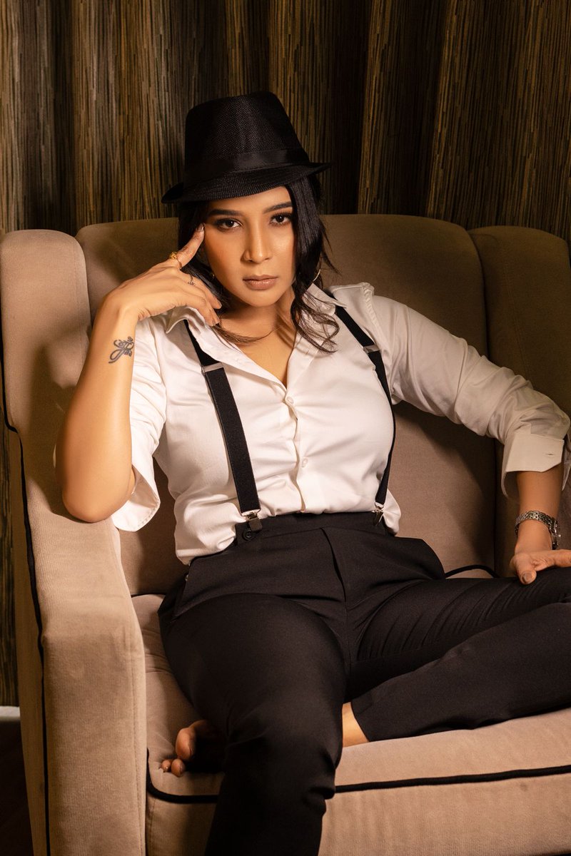 These latest clicks of actor #SakshiAgarwal are sure to give you some major 'Bond girl' vibes. Check them out! 🖤😎 @ssakshiagarwal @RIAZtheboss @V4UTALENTS @V4umedia_