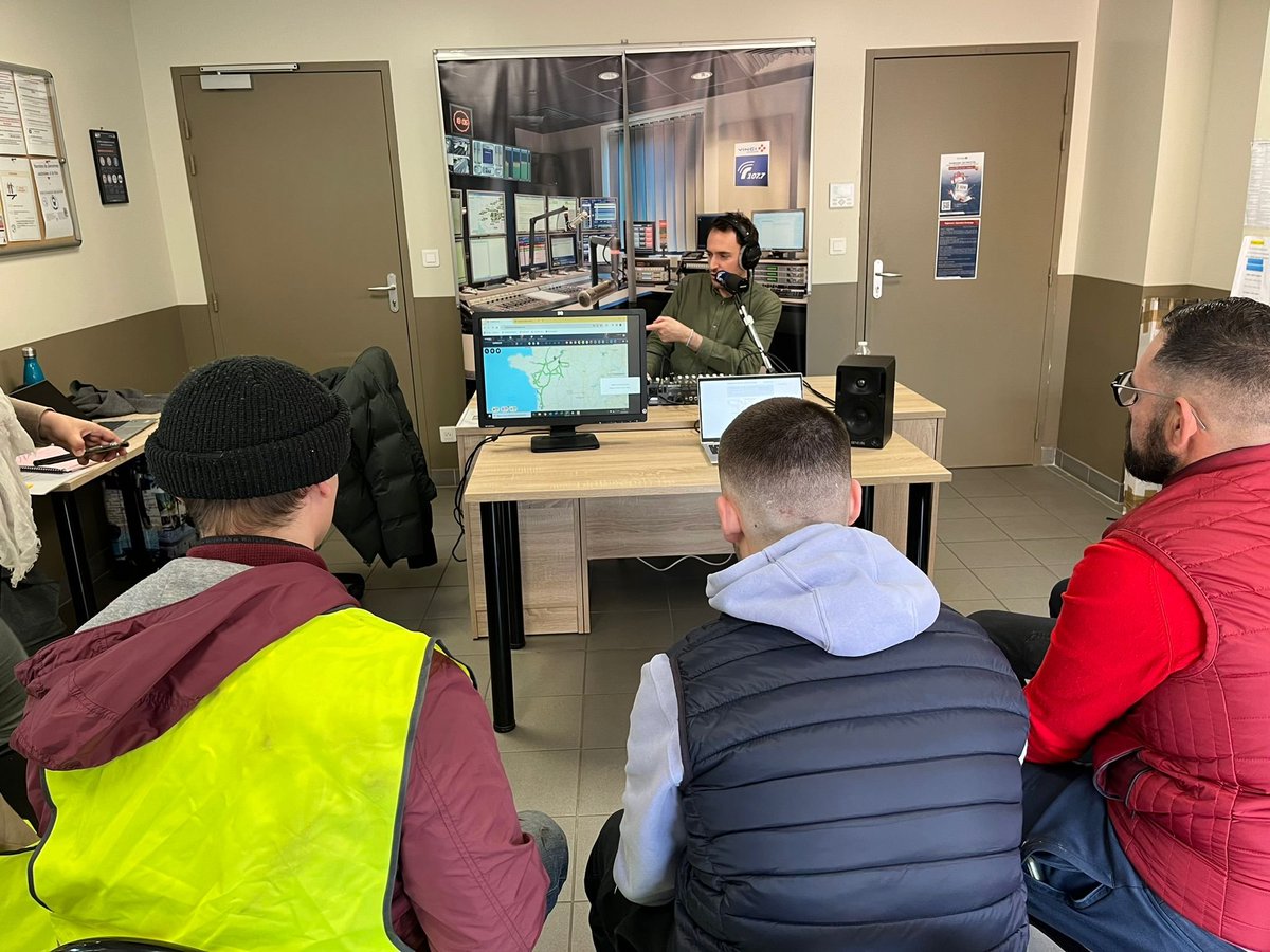 VINCIAutoroutes's tweet photo. VINCI Autoroutes sensibilise aujourd'hui 100 stagiaires de l'@AFTRAL aux enjeux des métiers de l'autoroute.
Au programme : découverte de nos coulisses et celles de @Radio1077, atelier balisage et conférence de sensibilisation au jet de déchets avec la @FondationVA notamment. https://t.co/xlDC8Jr9RU