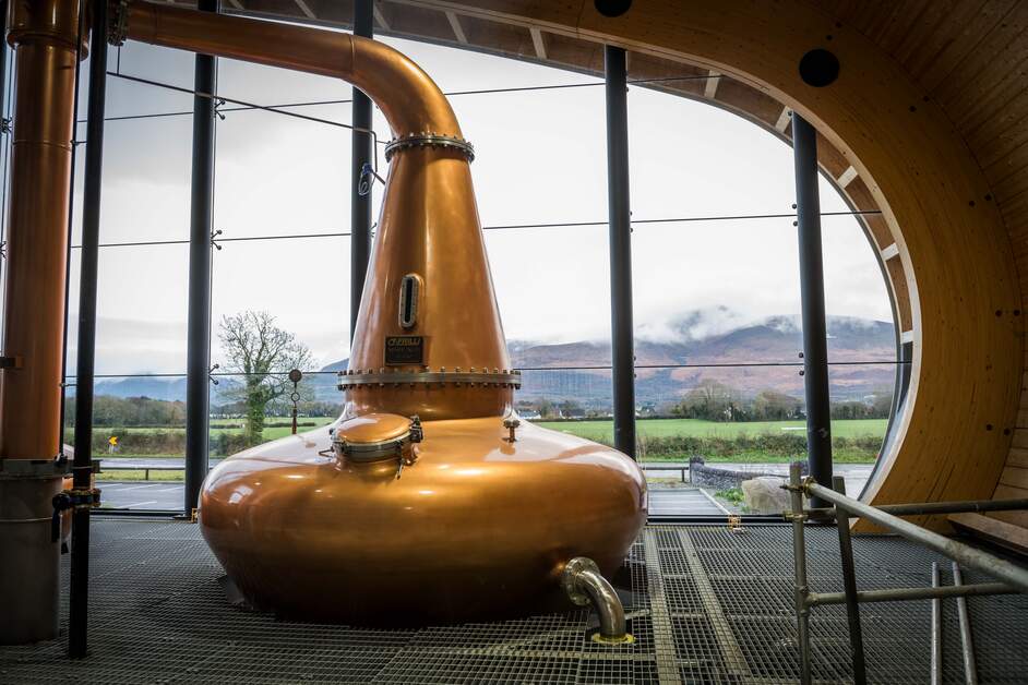 Did you know? Killarney has its own Brewing & Distilling company Visit town for wood-fired pizzas and pints, or venture to the main distillery located just outside town for remarkable views and outstanding food & drinks 🌟🍺 More: bit.ly/499k6OW #LoveKillarney