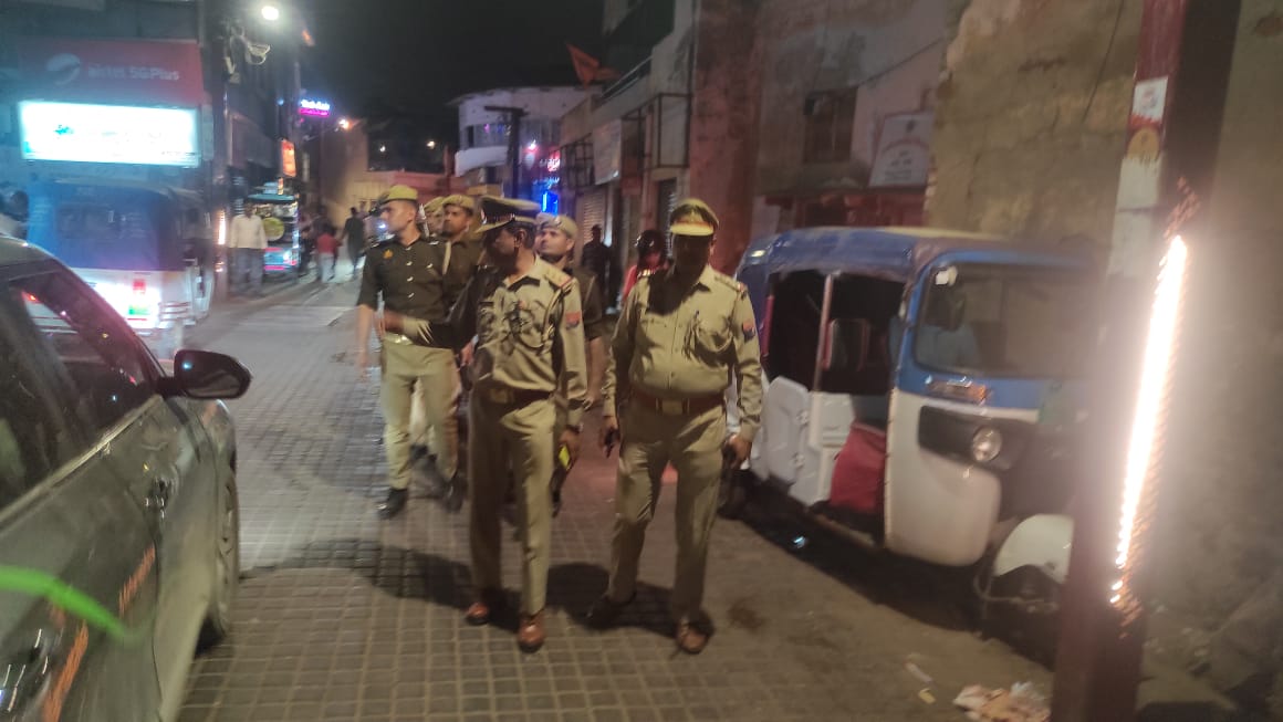 DCPCityAgra's tweet photo. #PoliceCommissionerateAgra

@DCPCityAgra @SurajRai_IPS के निर्देशन में  होली के त्यौहार और आगामी लोकसभा चुनाव-2024 एवं कानून/शांति व्यवस्था के दृष्टिगत #थाना_ताजसुरक्षा पुलिस टीम द्वारा थाना क्षेत्रान्तर्गत संवेदनशील स्थानों एवं मार्गों पर की गई पैदल गश्त। 

#UPPolice https://t.co/tulA1INNJS