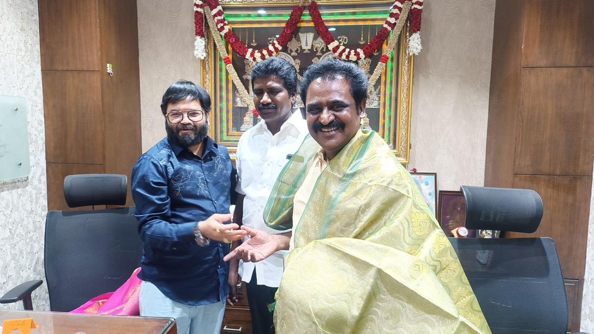 காஞ்சிபுரம் நாடாளுமன்ற உறுப்பினரும் எங்கள் I.N.D.I.A கூட்டணியின் காஞ்சிபுரம் நாடாளுமன்றத் தொகுதி வேட்பாளர் திரு.G.Selvam,MP மற்றும் காஞ்சிபுரம் சட்டமன்ற உறுப்பினரும் திமுக மாணவரணி செயலாளர் திரு.CVMP எழிலரசன்,MLA இருவரும் இன்று மரியாதை நிமித்தமாக சந்தித்தனர்
#INDIAAlliance #MP2024
