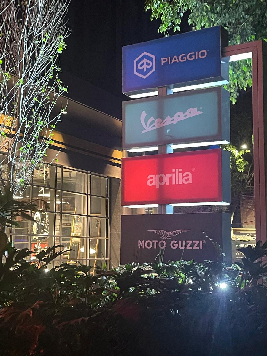 El jueves pasado se inauguró la apertura del showroom de Piaggio en México. Otro pedazo de Italia 🇮🇹 en la ciudad 🤩 #piaggio #vespa #showroom #aprilia #ciudaddemexico #mexico #italia