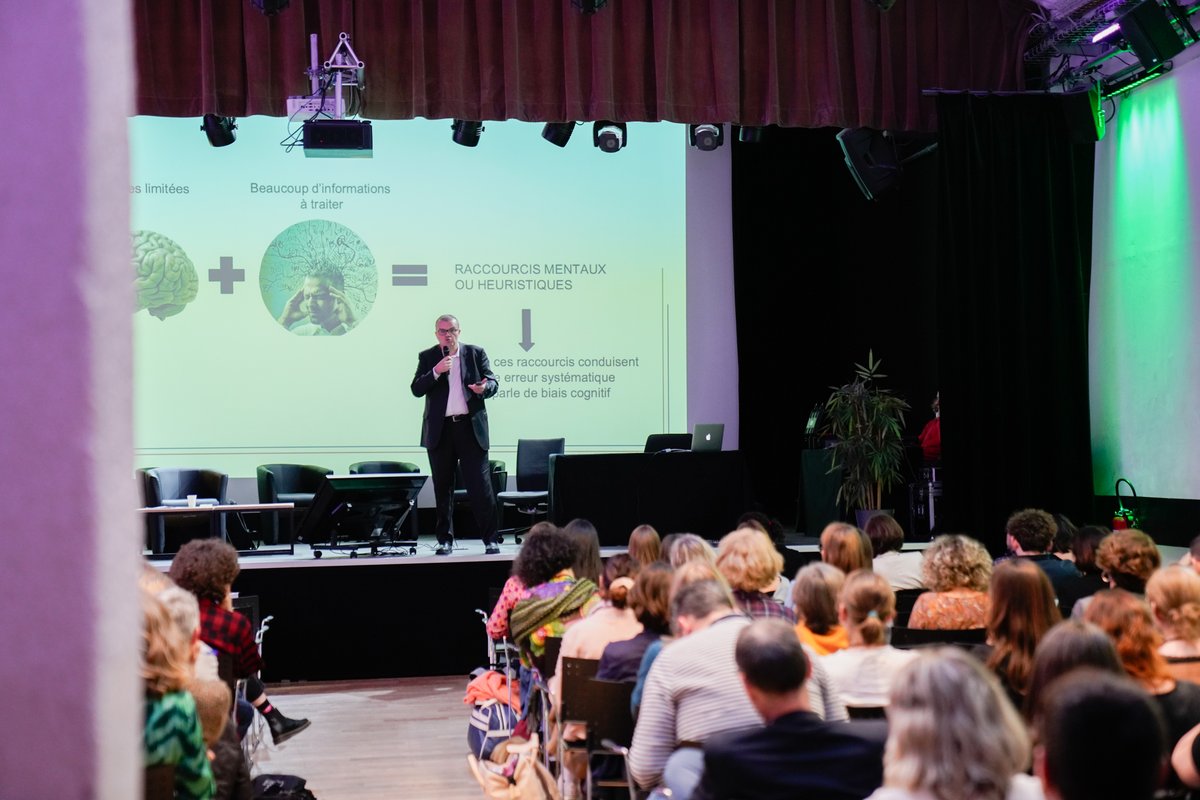 💬 « La communication est confrontée à la fatigue cognitive de son public. »

🧐 Stephan Giraud, responsable du pôle Sciences comportementales de la <a href="/_DITP/">Transformation publique</a>, invite les communicants publics à s’intéresser à la psychologie humaine. tinyurl.com/m7r6zsfv 

#compublique