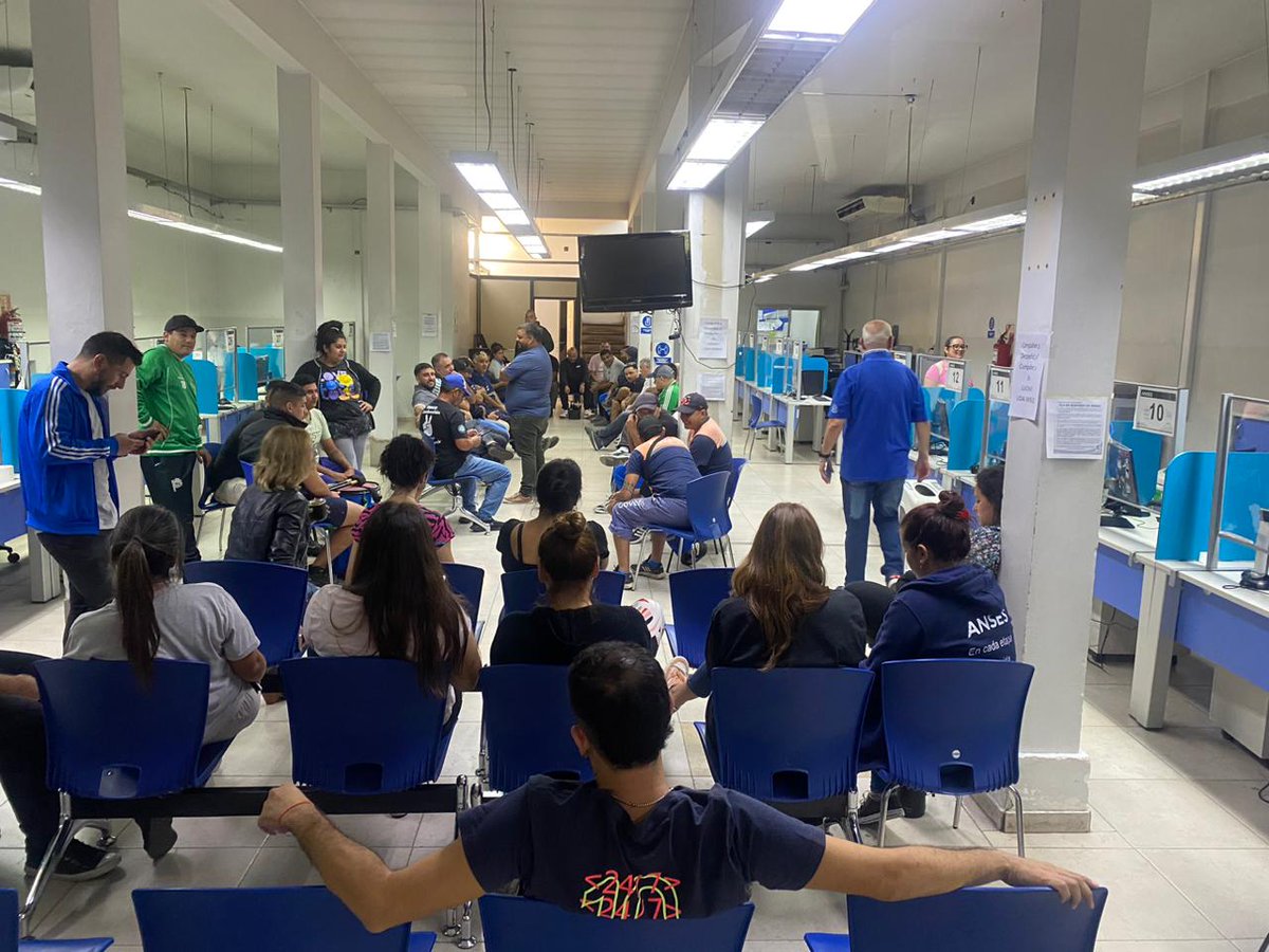 La CGT Regional Zona Oeste y las 62 Organizaciones Peronistas de Merlo presentes acompañando la lucha de las y los trabajadores  de #ANSES y del estado.

<a href="/bengoechea_oso/">Oso Bengoechea</a> <a href="/Sergio_OrtizOk/">Sergio Ortiz</a> <a href="/WalterABeltran/">WalterBeltran</a> <a href="/CGTRegionOeste/">CGT Regional Oeste</a>