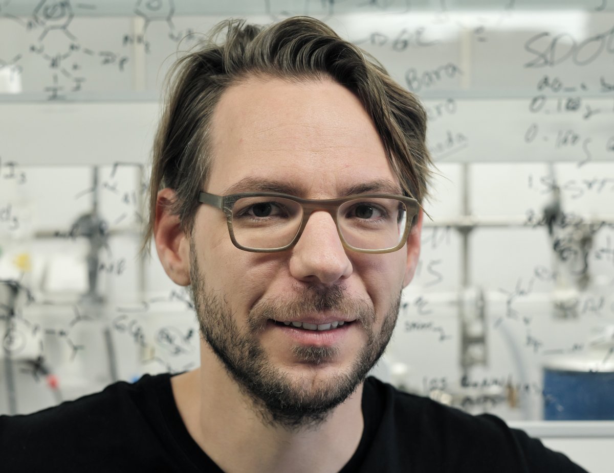 Eisen spielt eine Schlüsselrolle, sei es in der Industrie oder für den Sauerstofftransport im Blut. Forschern um Professor Dominik Munz ist nun die Synthese einer neuen Form von Eisen gelungen. Dies wurde veröffentlicht in @NatureChemistry (Foto: Mohr): uni-saarland.de/aktuell/synthe…