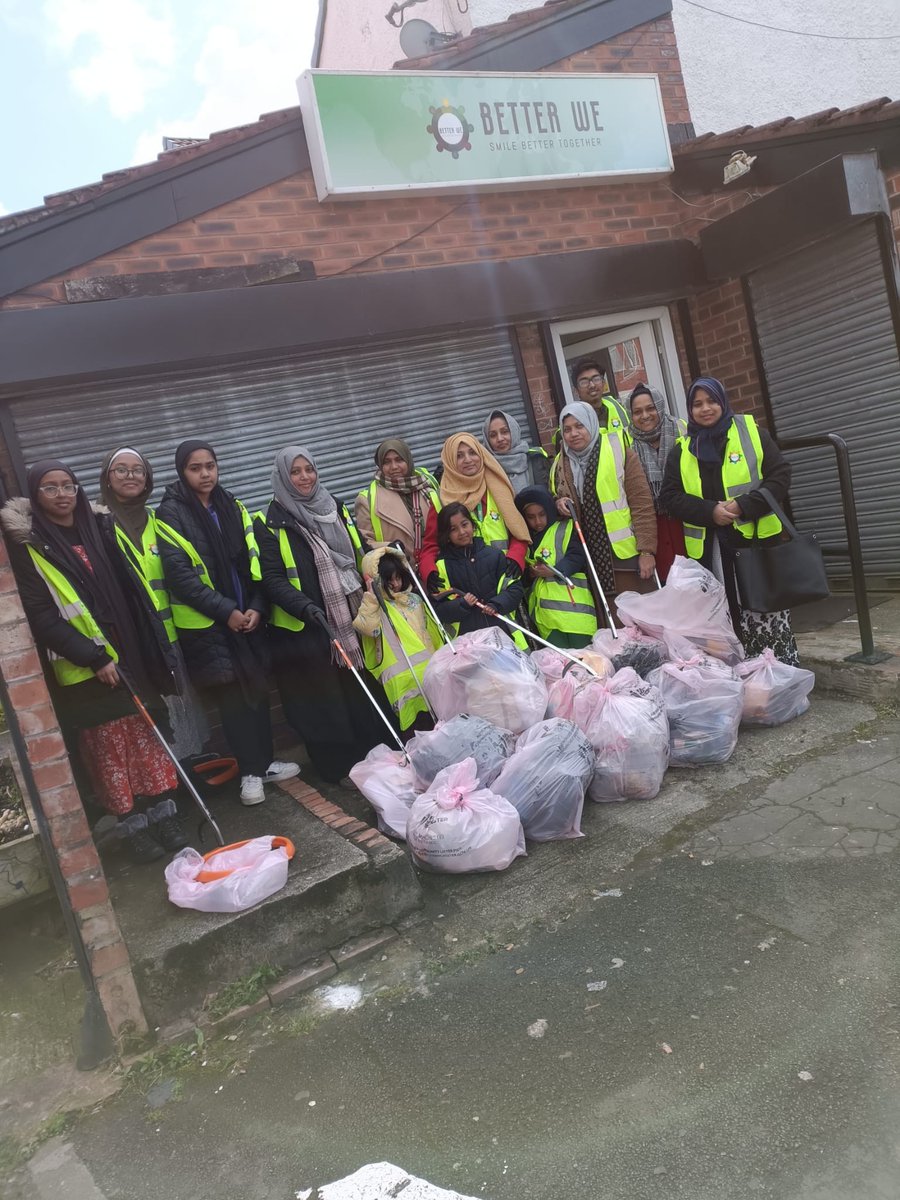 WOW ☺️ @betterwecic Tahera and the volunteers collected 15 bags of litter from the Neighbourhood as part of the #GBSpringClean Here they are outside the centre! Great work Team. @KeepBritainTidy